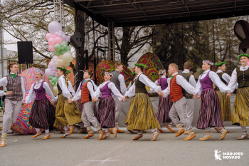 Deju kolektīvs tautastērpos uz brīvdabā